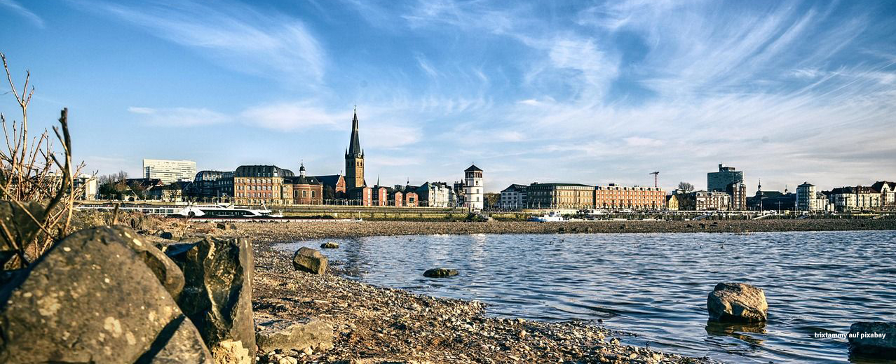 Blick auf die Stadtsilhouette von Düsseldorf mit Rheinufer